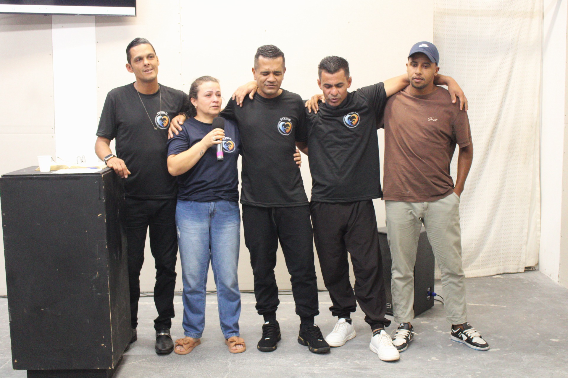 Grupo do EVVULD reunido em oração