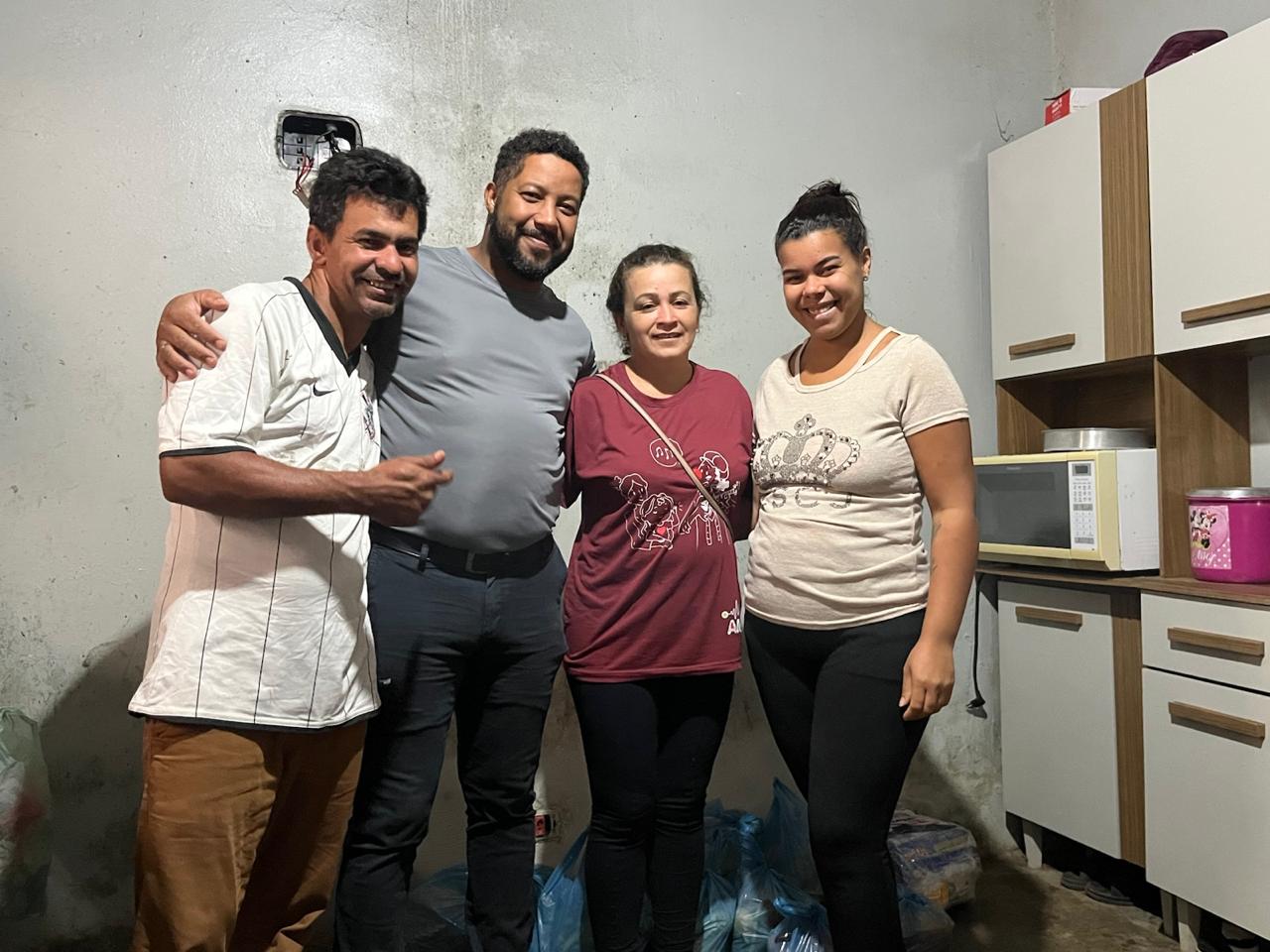 Família recebendo doação em casa
