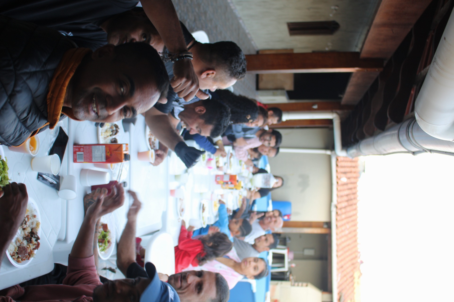 Almoço em família na sede da igreja