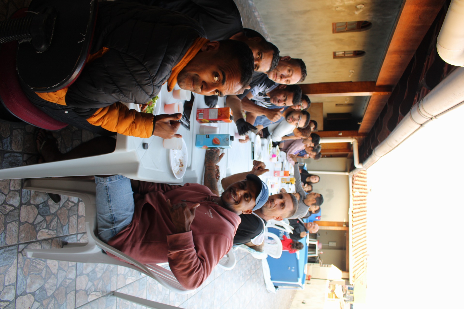Famílias reunidas à mesa, celebrando juntas