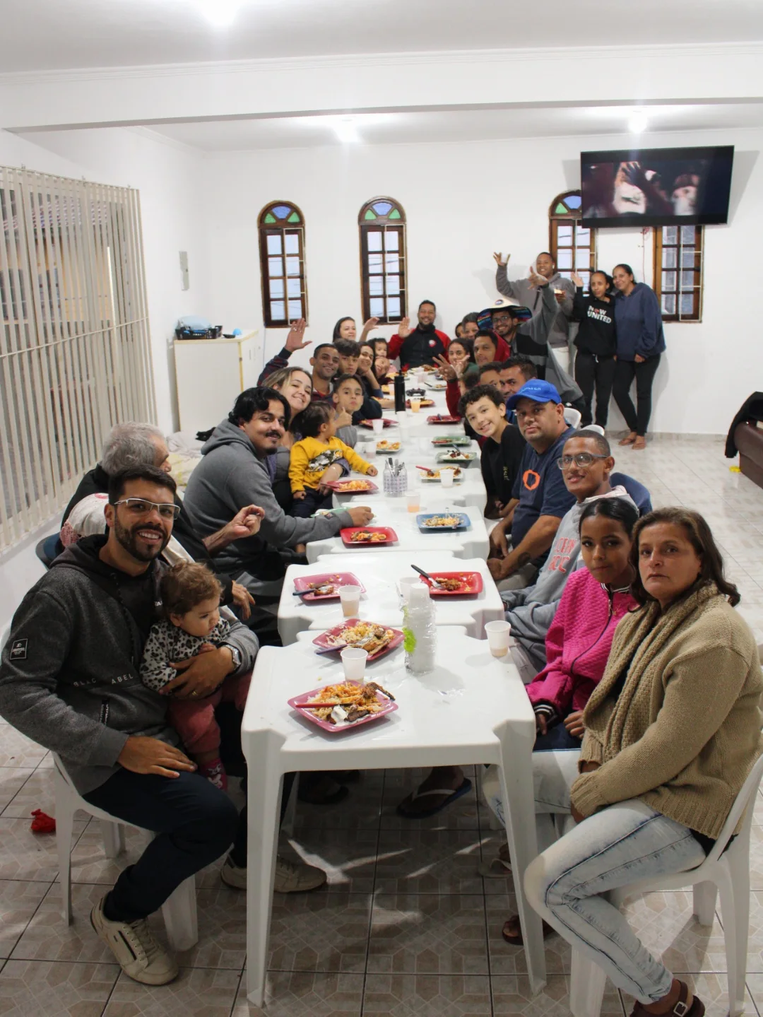 Jantar em família reunindo gerações na igreja