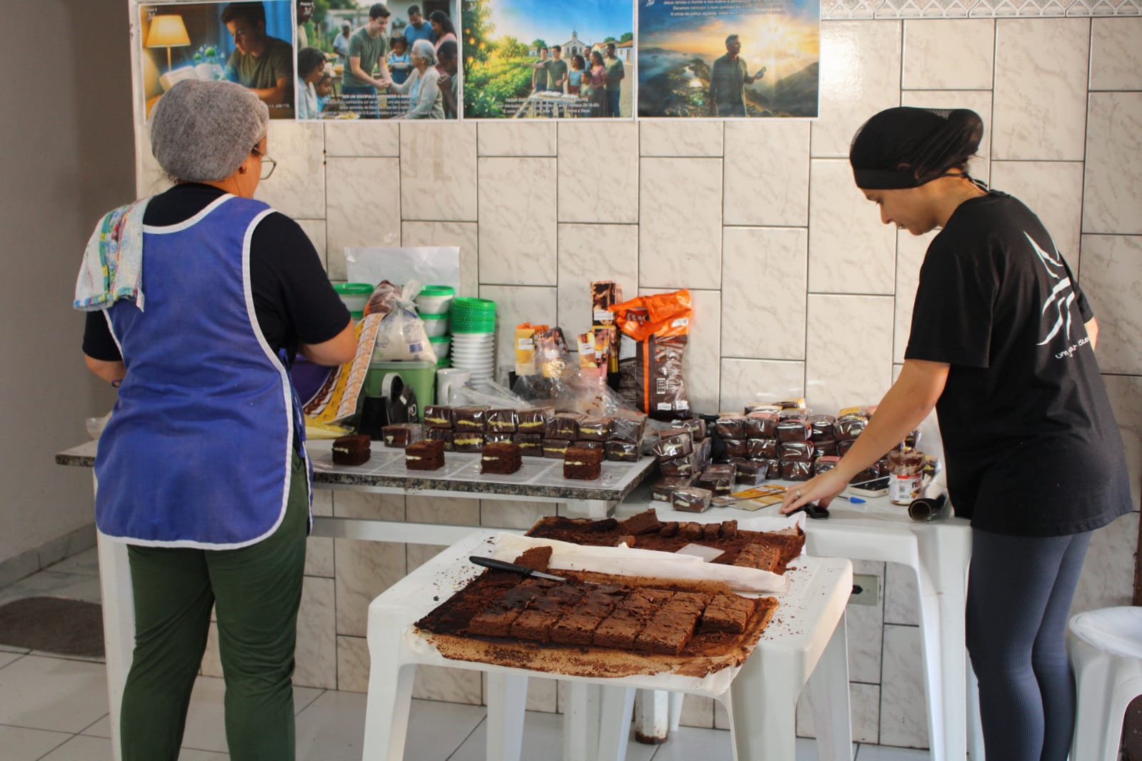 Voluntárias preparando brownies artesanais na oficina de confeitaria
