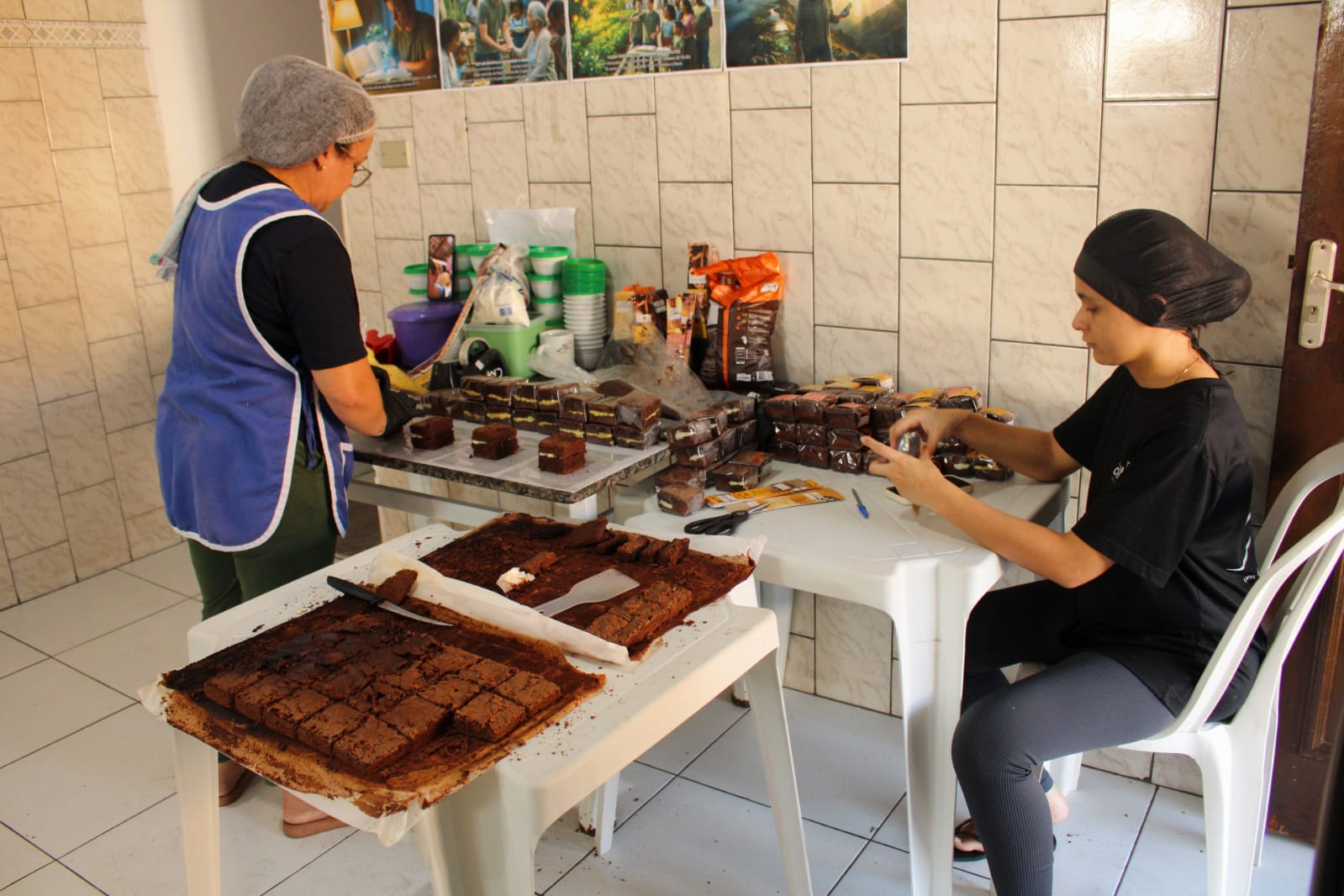Produção de brownies para venda na oficina de confeitaria
