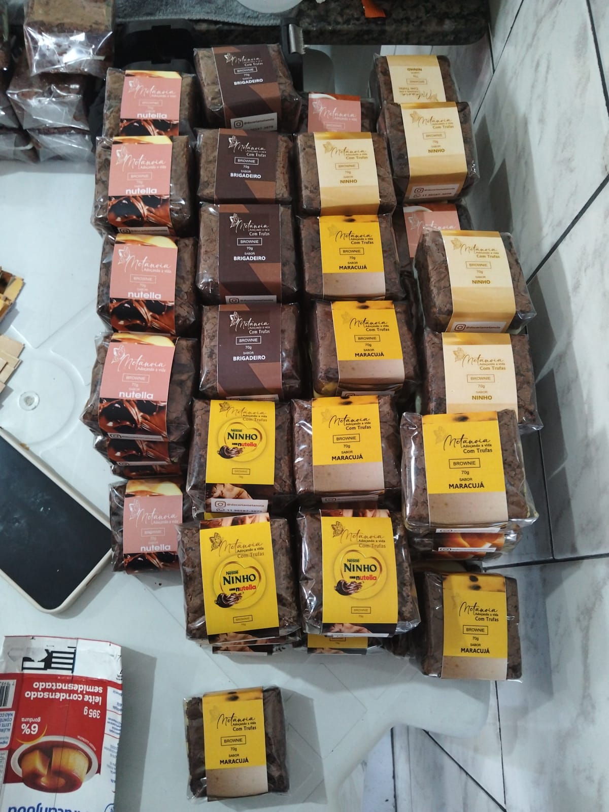 Brownies Metanoia embalados e etiquetados por sabor